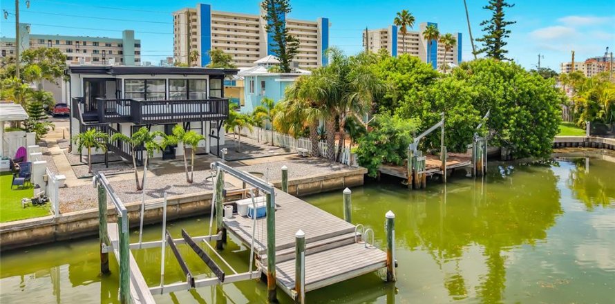 Appartement à Madeira Beach, Floride 2 chambres, 99.41 m2 № 2409975