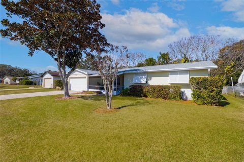 House in South Daytona, Florida 3 bedrooms, 133.78 sq.m. № 2214988 - photo 2