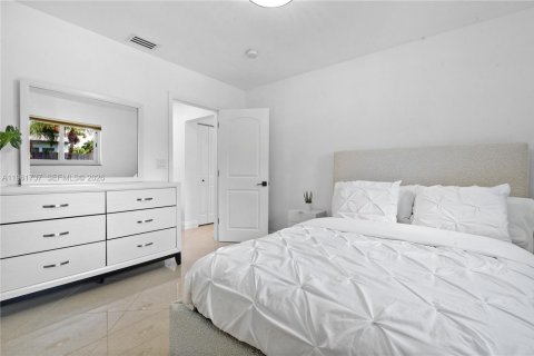 House in Hollywood, Florida 7 bedrooms, 370.68 sq.m. № 2026708 - photo 22