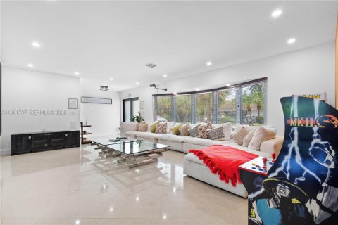 House in Hollywood, Florida 7 bedrooms, 370.68 sq.m. № 2026708 - photo 5