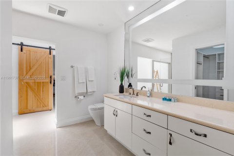 House in Hollywood, Florida 7 bedrooms, 370.68 sq.m. № 2026708 - photo 20