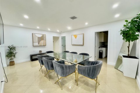 House in Hollywood, Florida 7 bedrooms, 370.68 sq.m. № 2026708 - photo 13