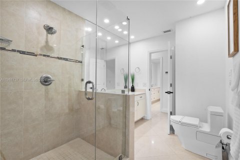 House in Hollywood, Florida 7 bedrooms, 370.68 sq.m. № 2026708 - photo 25