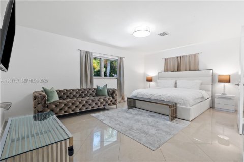 House in Hollywood, Florida 7 bedrooms, 370.68 sq.m. № 2026708 - photo 17