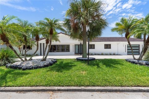 House in Hollywood, Florida 7 bedrooms, 370.68 sq.m. № 2026708
