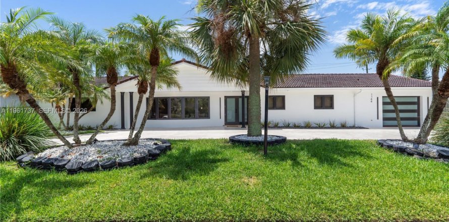 House in Hollywood, Florida 7 bedrooms, 370.68 sq.m. № 2026708