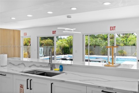 House in Hollywood, Florida 7 bedrooms, 370.68 sq.m. № 2026708 - photo 11