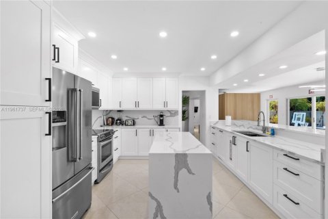 House in Hollywood, Florida 7 bedrooms, 370.68 sq.m. № 2026708 - photo 9