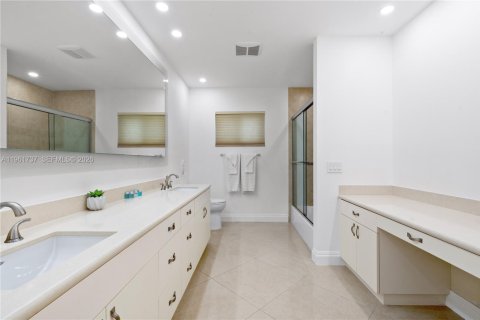 House in Hollywood, Florida 7 bedrooms, 370.68 sq.m. № 2026708 - photo 29