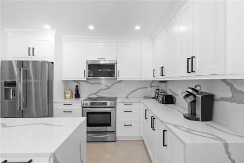 House in Hollywood, Florida 7 bedrooms, 370.68 sq.m. № 2026708 - photo 12