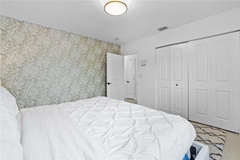 House in Hollywood, Florida 7 bedrooms, 370.68 sq.m. № 2026708 - photo 26