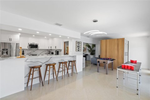House in Hollywood, Florida 7 bedrooms, 370.68 sq.m. № 2026708 - photo 6