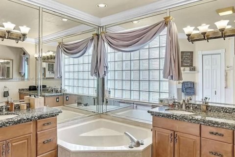 House in Coral Springs, Florida 4 bedrooms, 298.03 sq.m. № 2044383 - photo 2