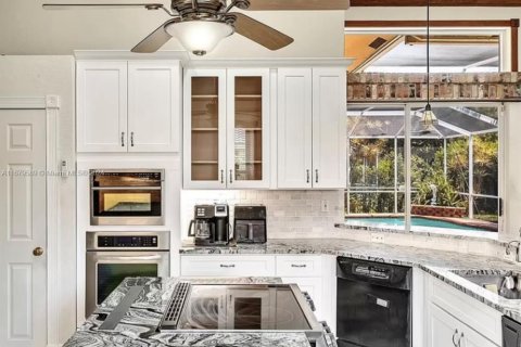 House in Coral Springs, Florida 4 bedrooms, 298.03 sq.m. № 2044383 - photo 5