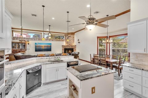 House in Coral Springs, Florida 4 bedrooms, 298.03 sq.m. № 2044383 - photo 6