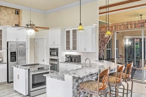 House in Coral Springs, Florida 4 bedrooms, 298.03 sq.m. № 2044383 - photo 4