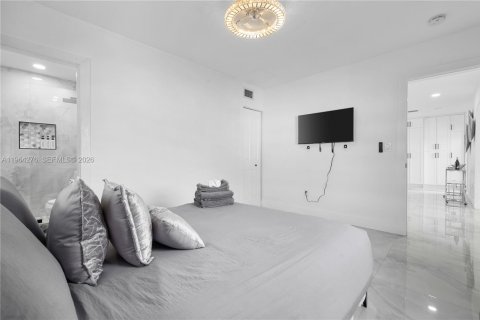 House in Miami, Florida 3 bedrooms, 121.89 sq.m. № 2026677 - photo 8