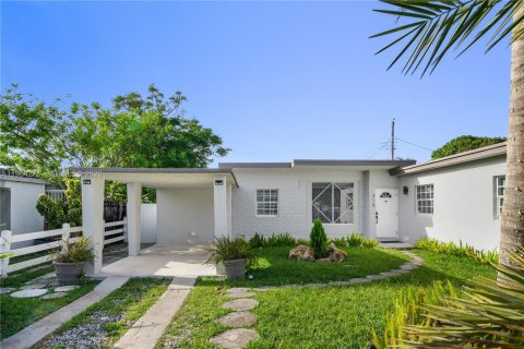 House in Miami, Florida 3 bedrooms, 121.89 sq.m. № 2026677