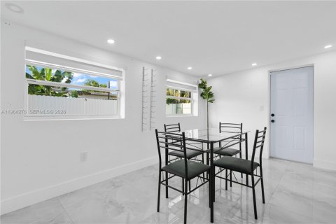 House in Miami, Florida 3 bedrooms, 121.89 sq.m. № 2026677 - photo 23