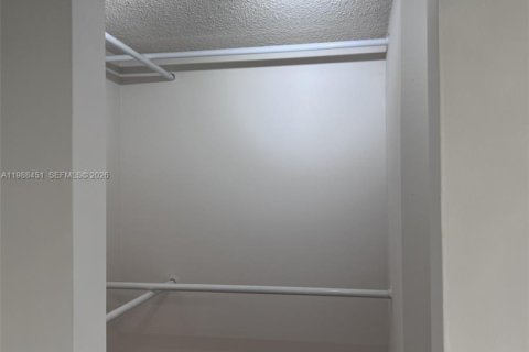 Купить кондоминиум в Хайалиа, Флорида 2 спальни, 75.44м2, № 2050679 - фото 7