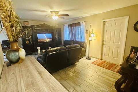 House in Lake Worth, Florida 4 bedrooms, 131.64 sq.m. № 2250239 - photo 9