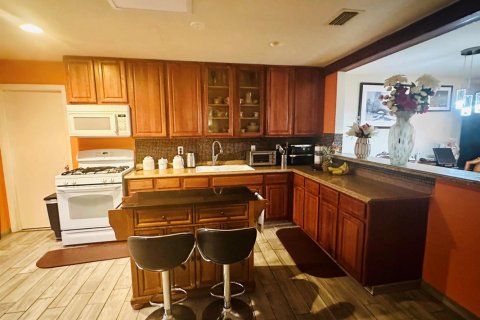 House in Lake Worth, Florida 4 bedrooms, 131.64 sq.m. № 2250239 - photo 3