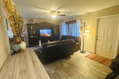 House in Lake Worth, Florida 4 bedrooms, 131.64 sq.m. № 2250239 - photo 10