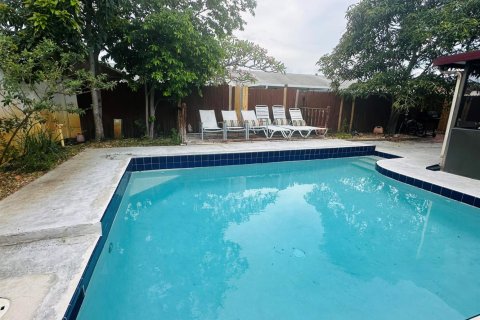 House in Lake Worth, Florida 4 bedrooms, 131.64 sq.m. № 2250239