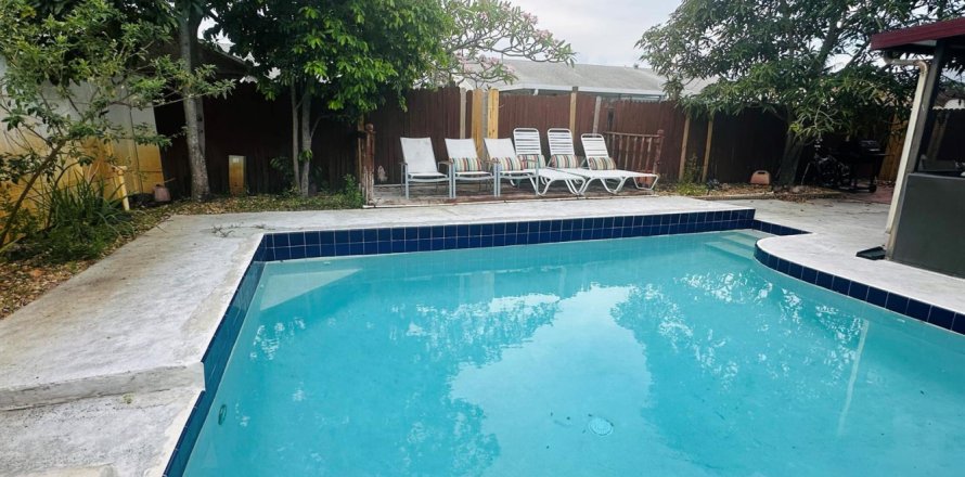 House in Lake Worth, Florida 4 bedrooms, 131.64 sq.m. № 2250239