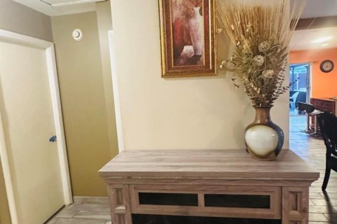 House in Lake Worth, Florida 4 bedrooms, 131.64 sq.m. № 2250239 - photo 8