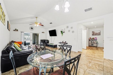 House in Davenport, Florida 4 bedrooms, 188.22 sq.m. № 2094014 - photo 11