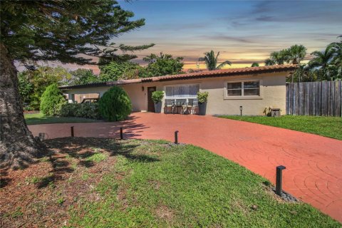 House in Oakland Park, Florida 4 bedrooms, 157.75 sq.m. № 991917 - photo 1