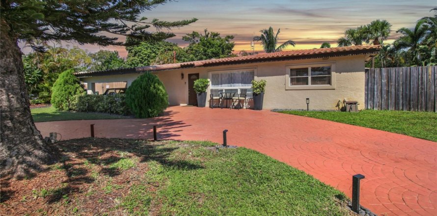 House in Oakland Park, Florida 4 bedrooms, 157.75 sq.m. № 991917