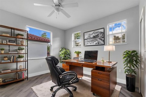 Casa en venta en Miami, Florida, 4 dormitorios, 230.49 m2 № 1941149 - foto 24