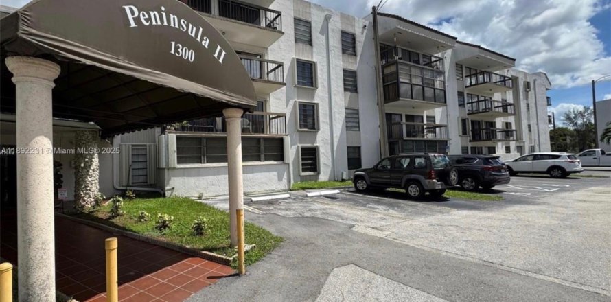 Apartment in Miami, Florida 2 bedrooms, 108.7 sq.m. № 1944221