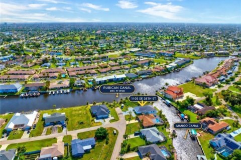 Villa ou maison à vendre à Cape Coral, Floride: 2 chambres, 118.17 m2 № 2431360 - photo 2