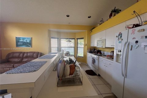 House in Pembroke Pines, Florida 3 bedrooms, 169.18 sq.m. № 1891935 - photo 10