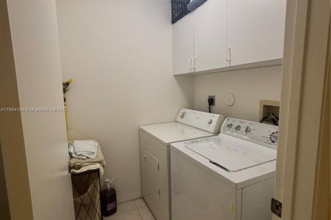 House in Pembroke Pines, Florida 3 bedrooms, 169.18 sq.m. № 1891935 - photo 26