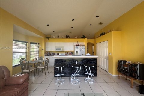 House in Pembroke Pines, Florida 3 bedrooms, 169.18 sq.m. № 1891935 - photo 13