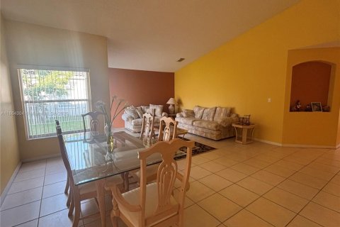 House in Pembroke Pines, Florida 3 bedrooms, 169.18 sq.m. № 1891935 - photo 5