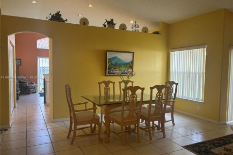 House in Pembroke Pines, Florida 3 bedrooms, 169.18 sq.m. № 1891935 - photo 3