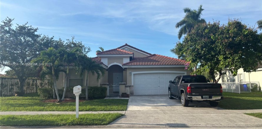 House in Pembroke Pines, Florida 3 bedrooms, 169.18 sq.m. № 1891935