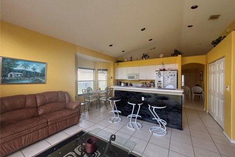 House in Pembroke Pines, Florida 3 bedrooms, 169.18 sq.m. № 1891935 - photo 12