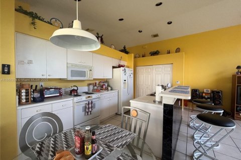 House in Pembroke Pines, Florida 3 bedrooms, 169.18 sq.m. № 1891935 - photo 15