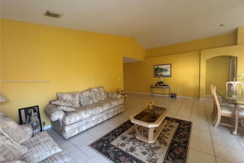 House in Pembroke Pines, Florida 3 bedrooms, 169.18 sq.m. № 1891935 - photo 8