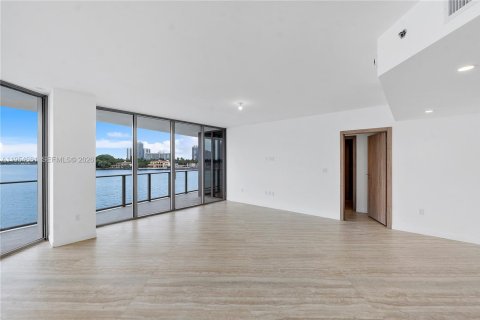 House in Bay Harbor Islands, Florida 3 bedrooms, 187.11 sq.m. № 2025853 - photo 2