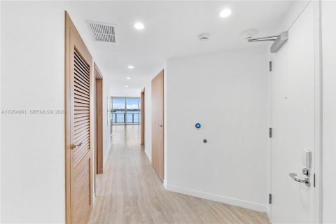 House in Bay Harbor Islands, Florida 3 bedrooms, 187.11 sq.m. № 2025853 - photo 20