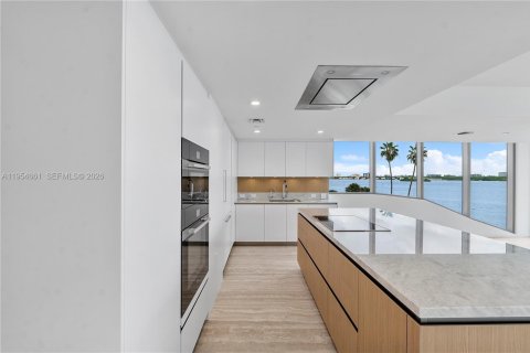 House in Bay Harbor Islands, Florida 3 bedrooms, 187.11 sq.m. № 2025853 - photo 4