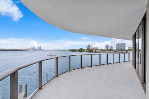 House in Bay Harbor Islands, Florida 3 bedrooms, 187.11 sq.m. № 2025853 - photo 7