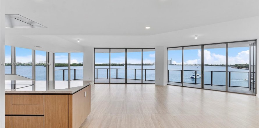 House in Bay Harbor Islands, Florida 3 bedrooms, 187.11 sq.m. № 2025853